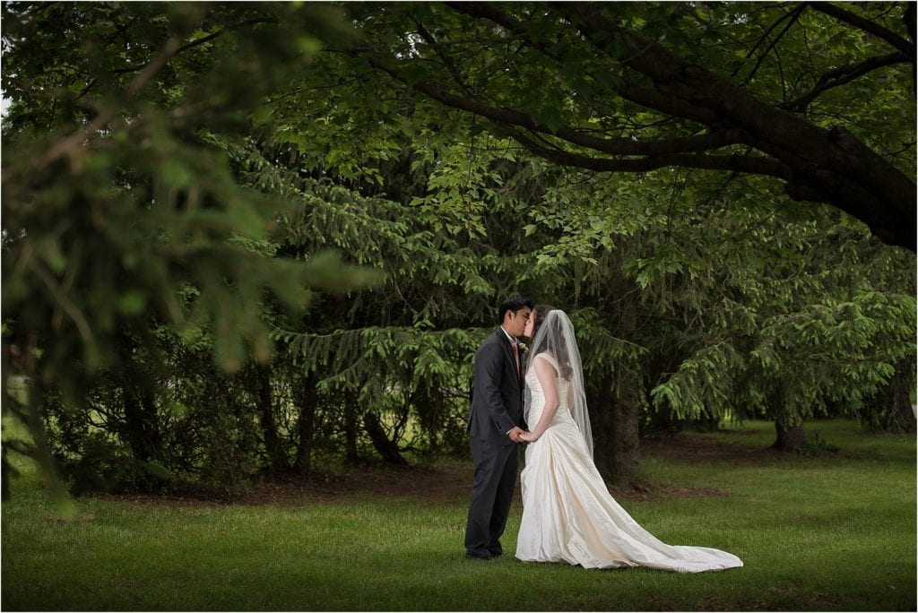 bride and groom wedding photos outdoor