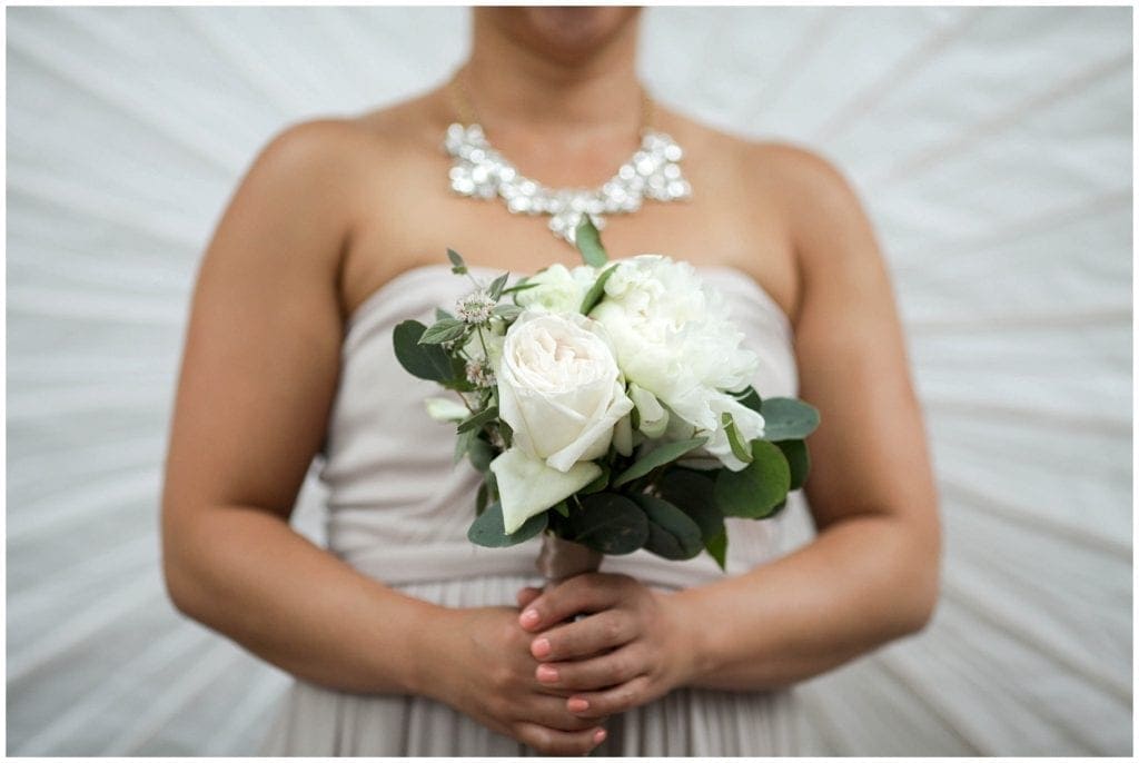 white florals are perfect for vintage style wedding