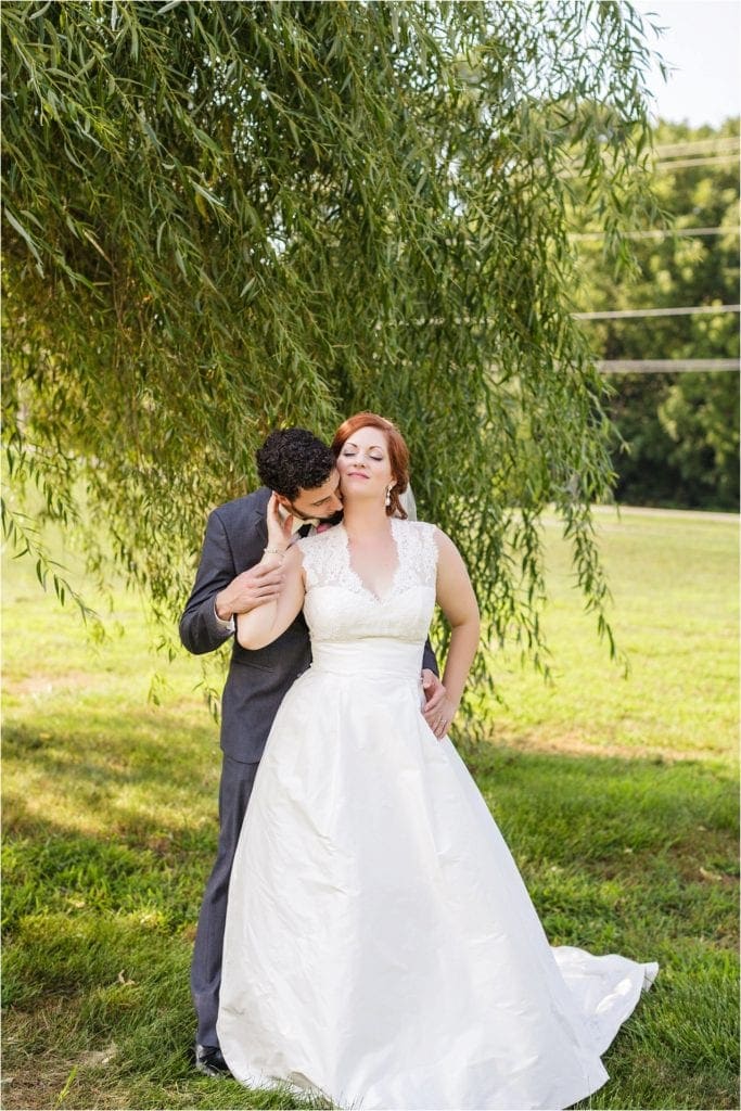 what a pretty and sexy pose for wedding day pictures with groom