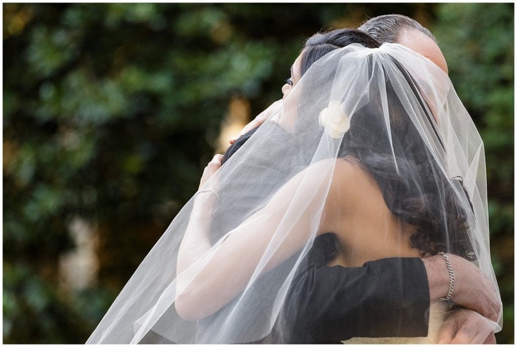 Father gets emotional when seeing his daughter for first time as a bride 