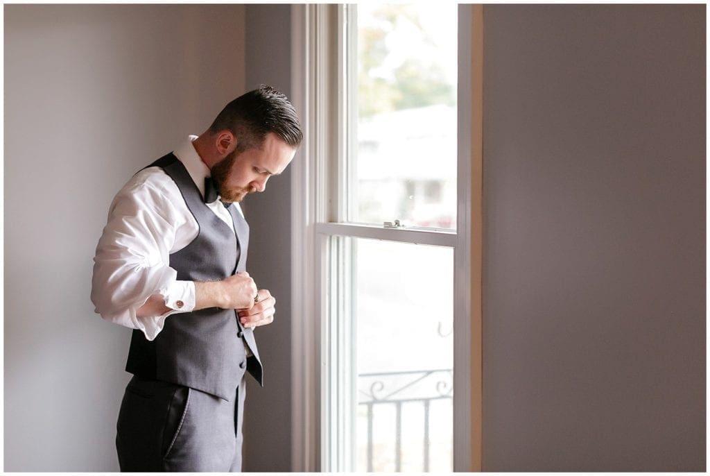 Groom wore dark gray suite vest with bow tie, so stylish and elegant.