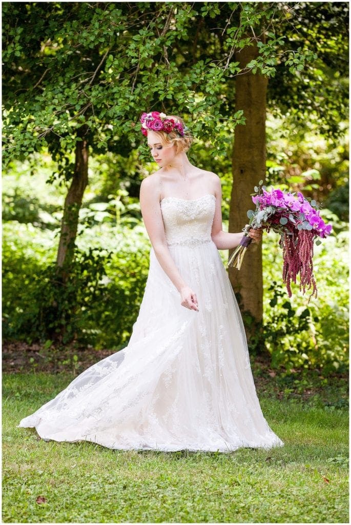 vintage inspired bride with fuchsia flowers 