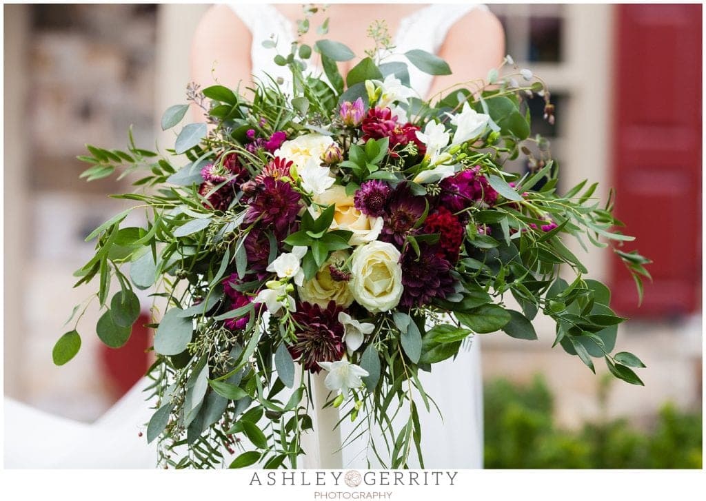 bouquet, bridal bouquet, bouquet inspiration, rustic bouquet, barn wedding, rustic wedding, burgundy, autumn color scheme, greenery