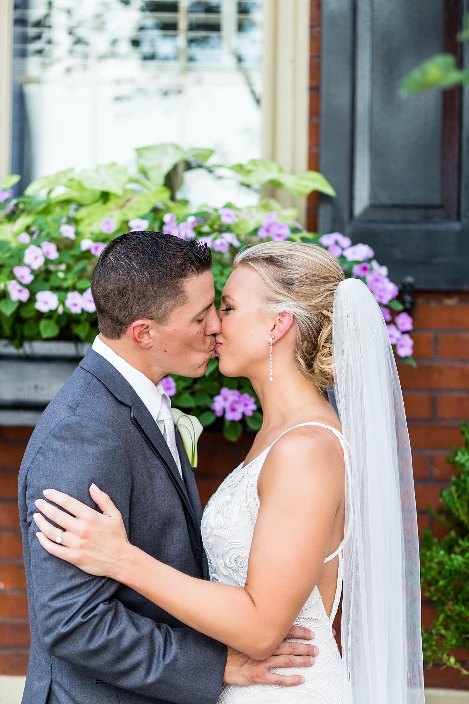 bride and groom, romantic, couple's portraits, kiss