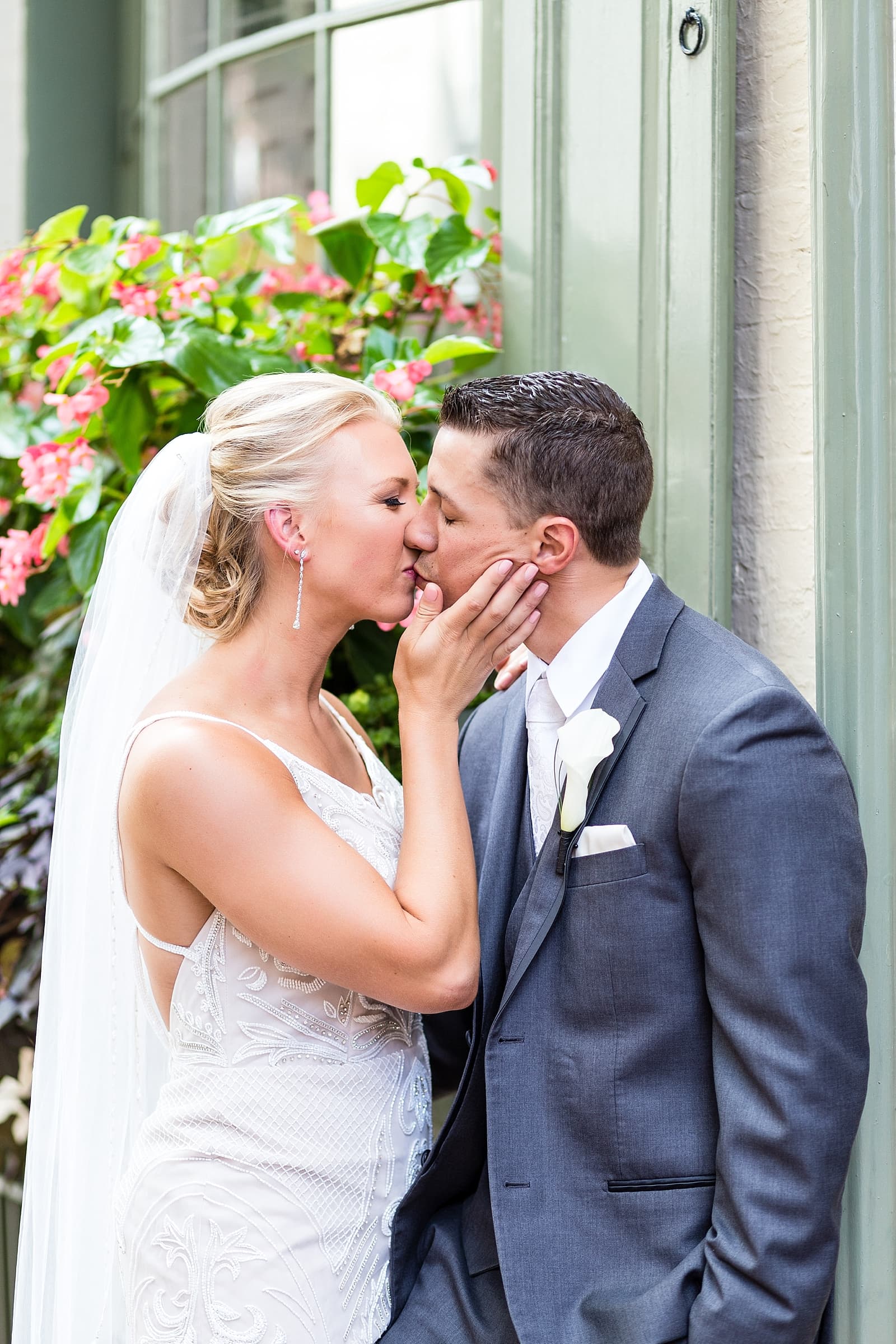 bride and groom, romantic, couple's portraits, kiss