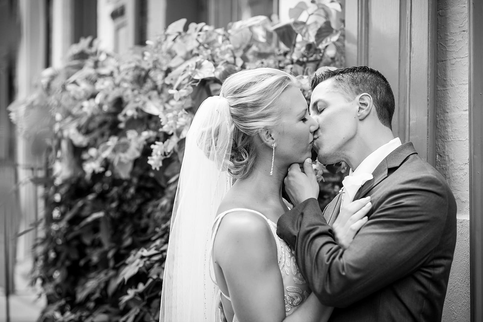 bride and groom, romantic, couple's portraits, kiss