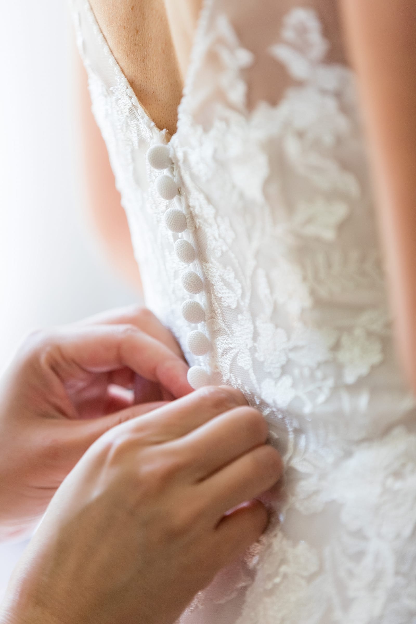 bridal prep, buttoning the wedding dress, wedding dress, lace dress,
