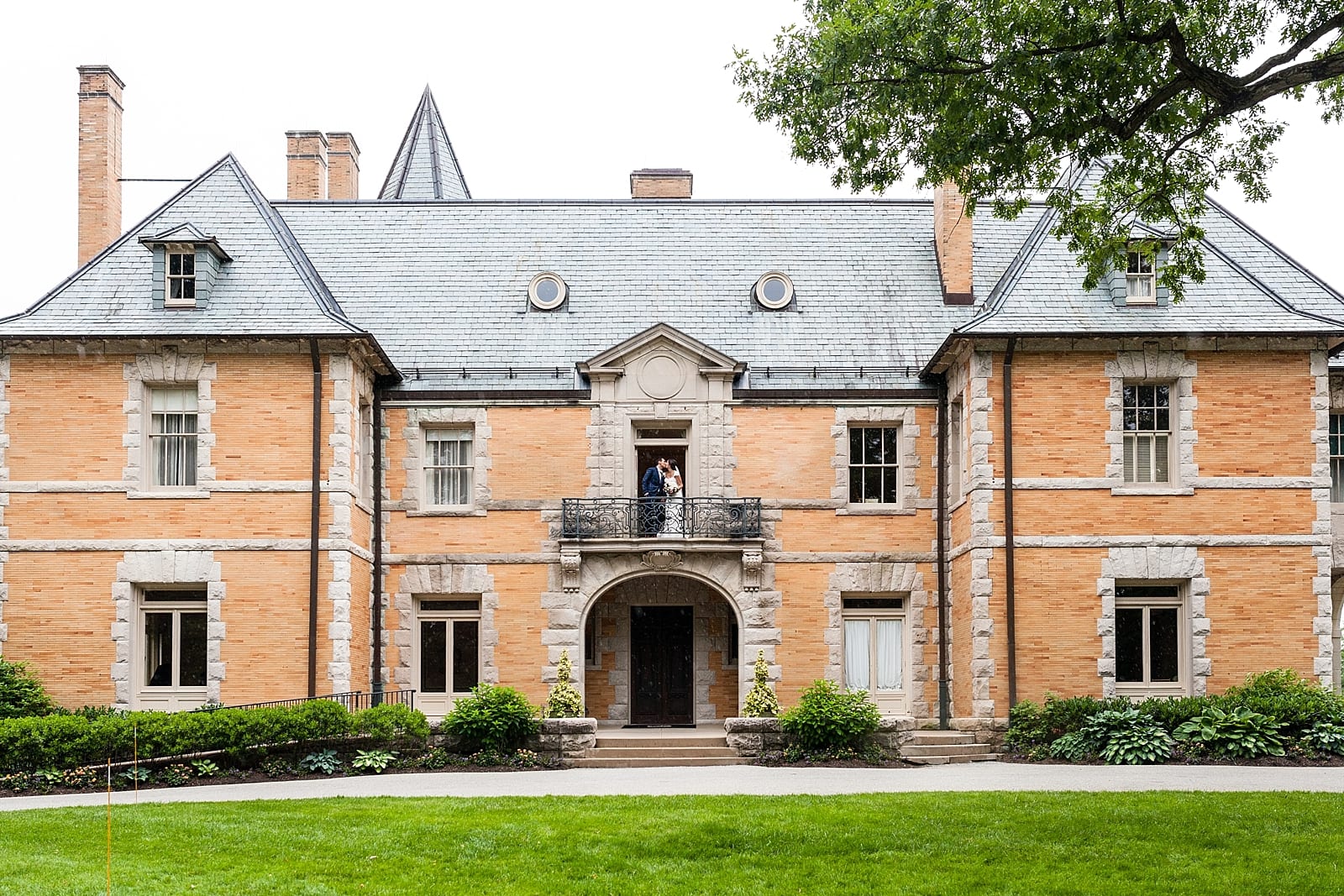 Cairnwood Estate wedding, Cairnwood estate mansion, wedding portrait, balcony, kissing on balcony, bride and groom