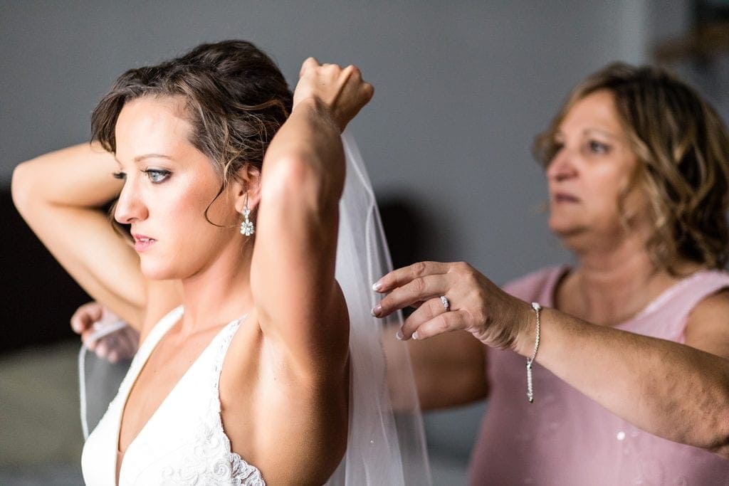 Bridal prep, veil, putting on veil, philadelphia wedding