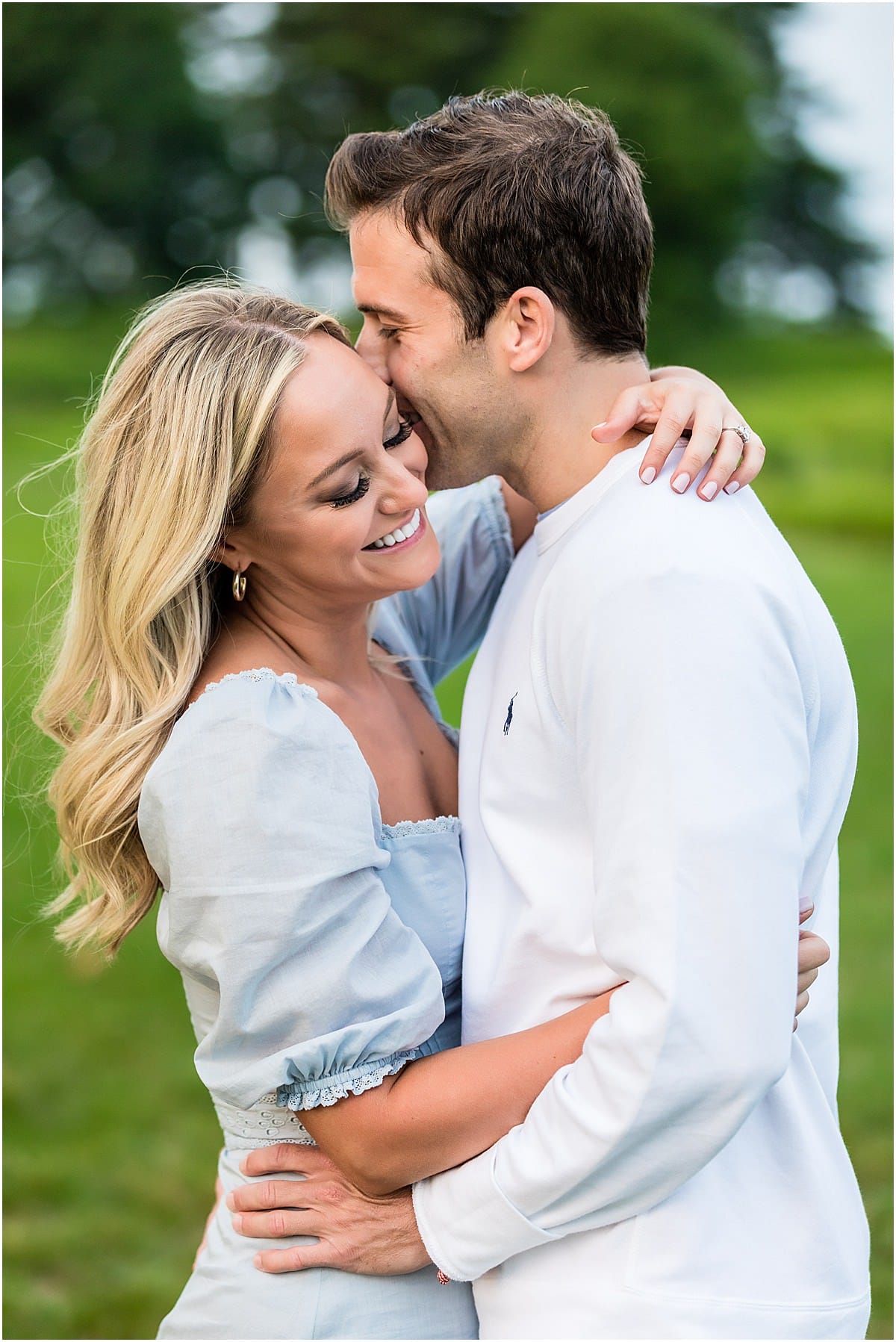 Couple kissing in valley forget park at sunset